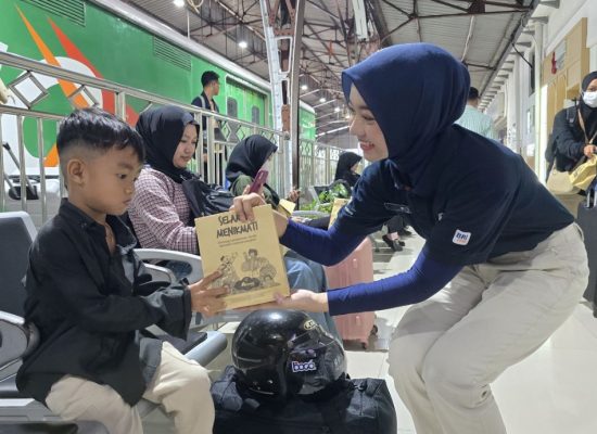 Sambut Mudik Lebaran 2026, KAI Divre I Sumut Bagikan Takjil Gratis bagi Penumpang KA Putri Deli