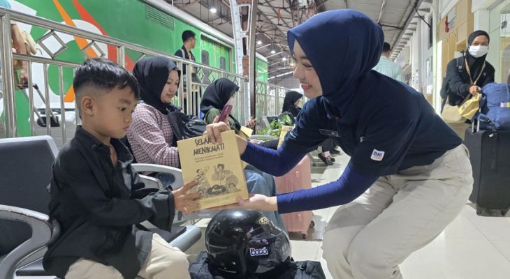 Sambut Mudik Lebaran 2026, KAI Divre I Sumut Bagikan Takjil Gratis bagi Penumpang KA Putri Deli