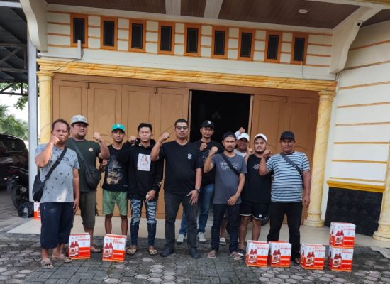 Pengelola Pasar Simalingkar Berbagi Bingkisan Lebaran untuk Pekerja dan Anggota Pengelola