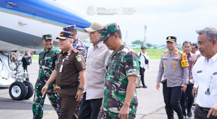 Kajati Sumut Sambut Kedatangan Menkopolkam Djamarri Chaniago di Lanud Soewondo Medan