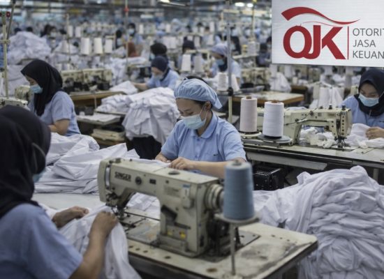 OJK Beri Sanksi PT Sejahtera Bintang Abadi Textile Tbk atas Transaksi Benturan Kepentingan