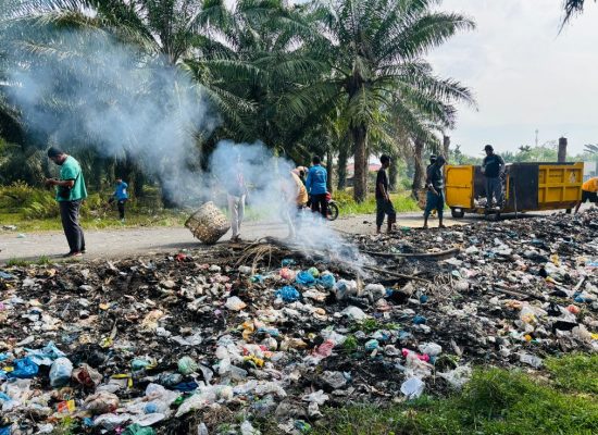 Sampah Berserakan di Jalan Pondok Rawa Viral, Pemdes Sampali Bergerak Cepat Lakukan Pembersihan