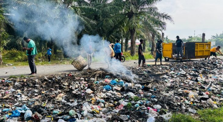 Sampah Berserakan di Jalan Pondok Rawa Viral, Pemdes Sampali Bergerak Cepat Lakukan Pembersihan