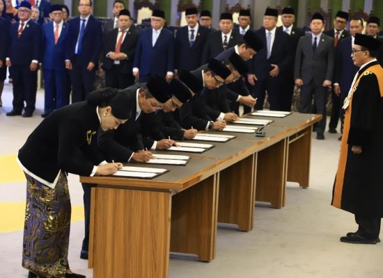 Ketua MA Lantik Tujuh Anggota Dewan Komisioner OJK, Perkuat Stabilitas Sektor Keuangan