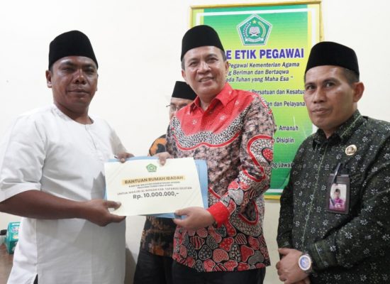 Kemenag Sumut Salurkan Bantuan untuk Masjid Terdampak Banjir dan Longsor di Tapanuli
