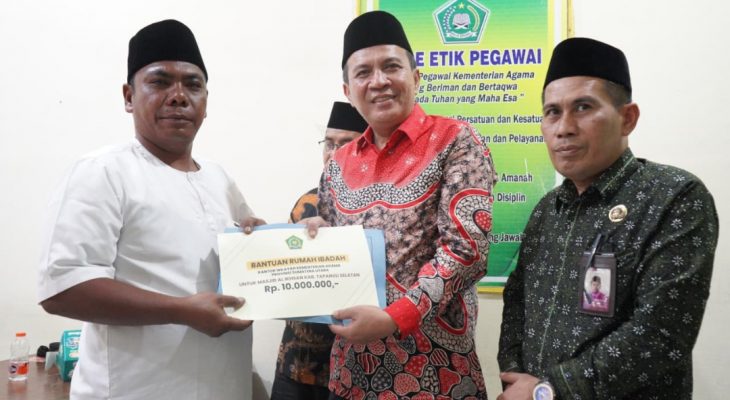 Kemenag Sumut Salurkan Bantuan untuk Masjid Terdampak Banjir dan Longsor di Tapanuli
