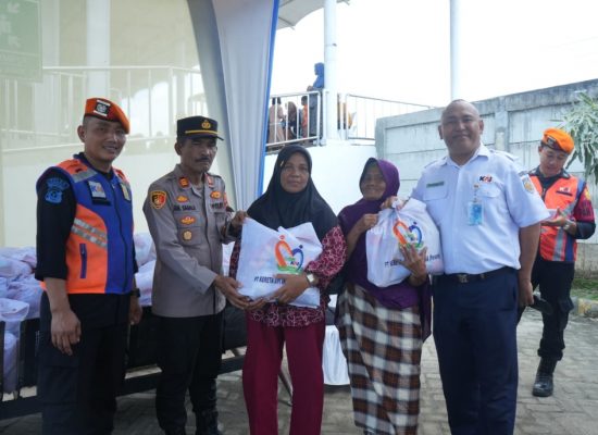 KAI Divre I Sumut Salurkan Bantuan Sosial di Stasiun Lalang, Warga Terima Layanan Kesehatan Gratis dan Sembako
