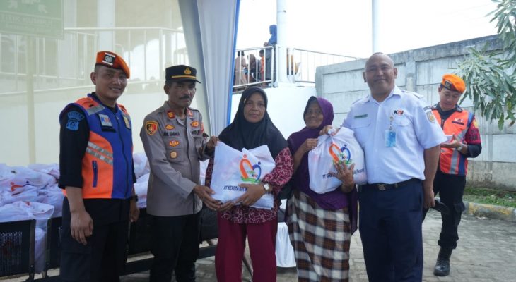 KAI Divre I Sumut Salurkan Bantuan Sosial di Stasiun Lalang, Warga Terima Layanan Kesehatan Gratis dan Sembako