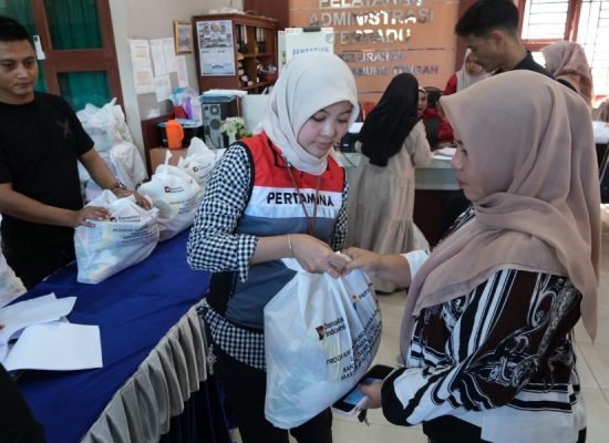 Pertamina Gelar Pasar Murah di Teluk Kabung Padang, 1.000 Paket Sembako Diserbu Warga
