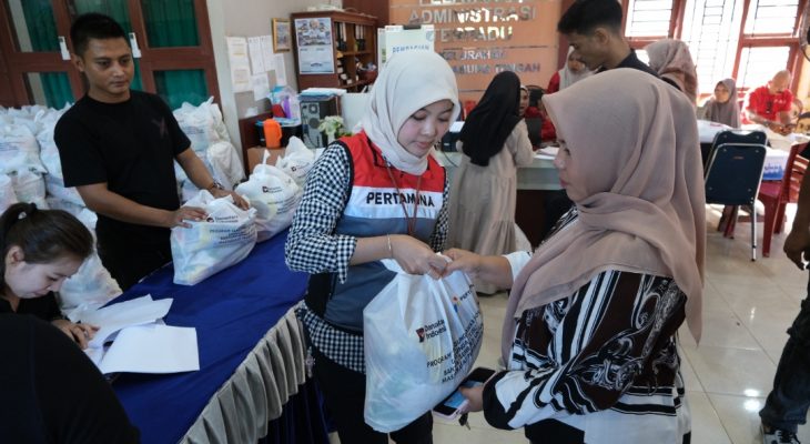 Pertamina Gelar Pasar Murah di Teluk Kabung Padang, 1.000 Paket Sembako Diserbu Warga