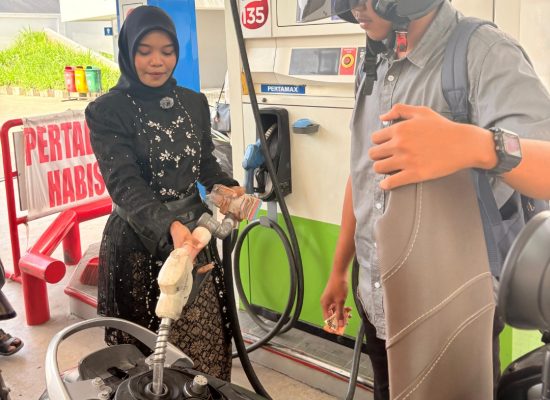 Pertamina Patra Niaga Sumbagut Rayakan Hari Kartini, Operator SPBU Kenakan Kebaya Layani Pelanggan