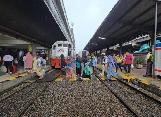 KAI Divre I Sumut–SPKA Sosialisasikan Keselamatan di Perlintasan, Penjualan Tiket Libur May Day Meningkat