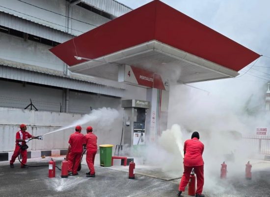 Pertamina Patra Niaga Sumbagut Gelar Simulasi Penanggulangan Kebakaran di SPBU Padang