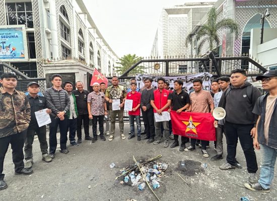 Peringati Hardiknas, LMND Sumut dan SEMA PTKIN Gelar Aksi di DPRD Sumut Soroti Dugaan Pungli Pendidikan