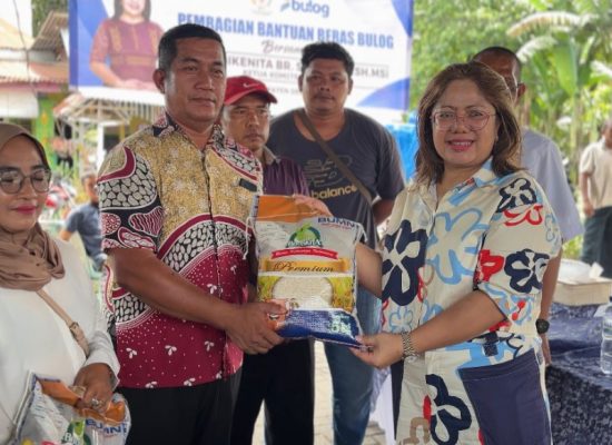 Bulog Sumut dan Badikenita Sitepu Salurkan Bantuan Pangan Premium kepada 300 Warga Deli Serdang