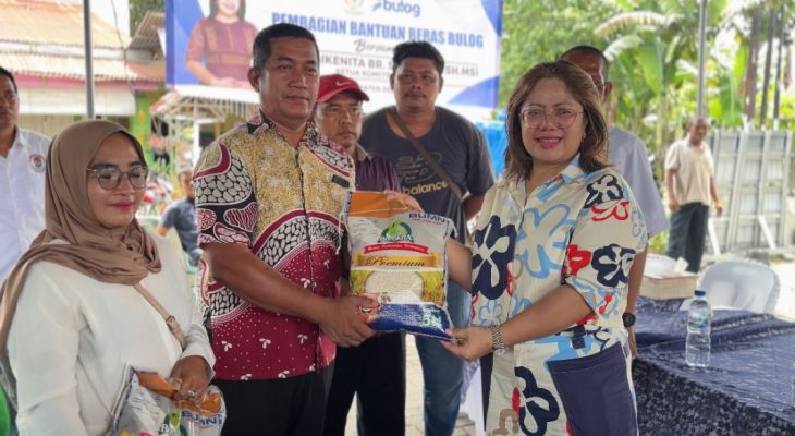 Bulog Sumut dan Badikenita Sitepu Salurkan Bantuan Pangan Premium kepada 300 Warga Deli Serdang