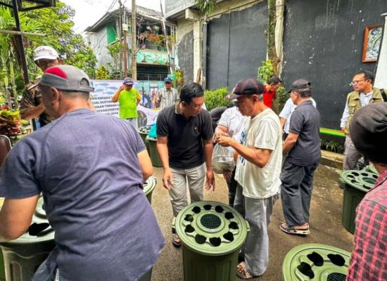Universitas Pertamina Perkuat Ketahanan Pangan Keluarga Lewat Inovasi Budikdamber di Depok