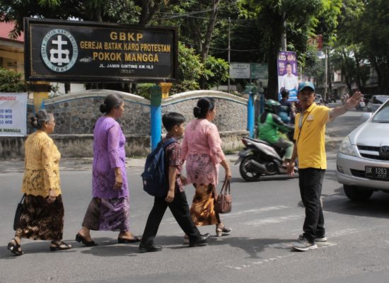 Jemaat GBKP Pokok Mangga Apresiasi Kepedulian Eko Afrianta Sitepu Bantu Penyeberangan Jemaat
