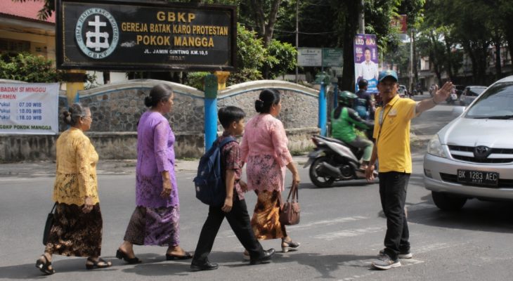 Jemaat GBKP Pokok Mangga Apresiasi Kepedulian Eko Afrianta Sitepu Bantu Penyeberangan Jemaat