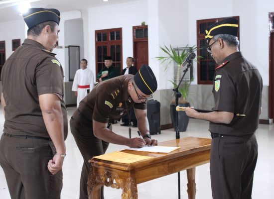 Kajati Sumut Lantik 39 PNS Kejaksaan, Tekankan Integritas dan Tri Krama Adhyaksa