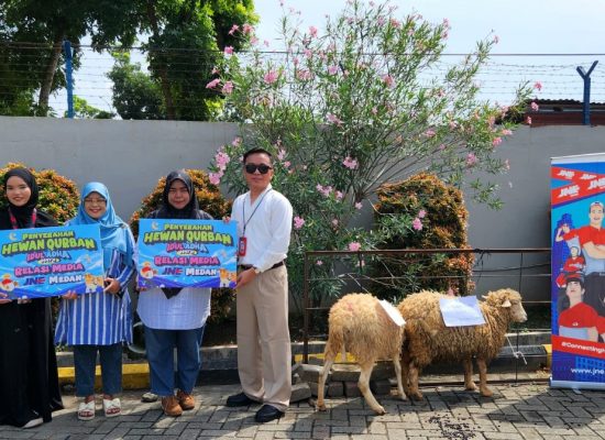 JNE Hadirkan Hadiah Hewan Kurban dan Berbagi Daging Kurban untuk Insan Media di Medan