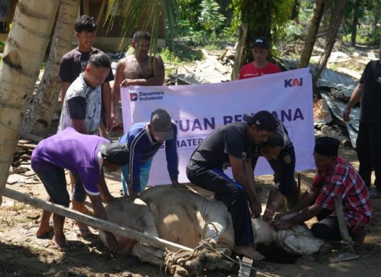 KAI Divre I Sumut Salurkan Hewan Kurban untuk Warga Terdampak Banjir di Aceh Tamiang