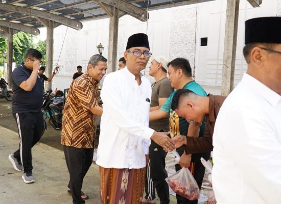 Kejati Sumut Sembelih 13 Ekor Sapi dan 2 Kambing Kurban, Kajati: Wujud Nyata Ketakwaan dan Kepedulian Sosial