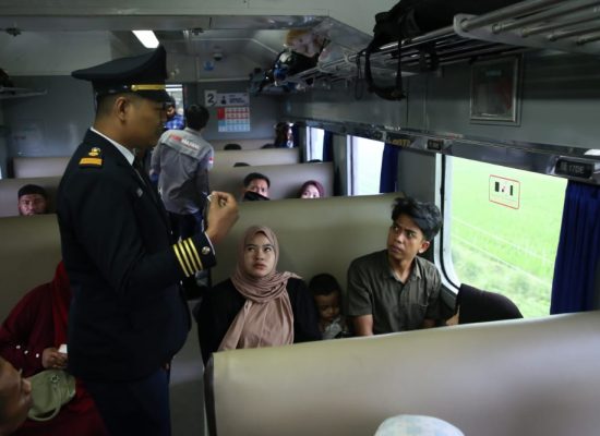 KAI Divre I Sumut dan Railfans Sosialisasikan Pencegahan Pelecehan Seksual di KA Putri Deli