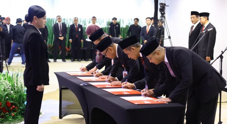Friderica Lantik Sejumlah Pimpinan OJK, Perkuat Transformasi dan Stabilitas Sektor Keuangan
