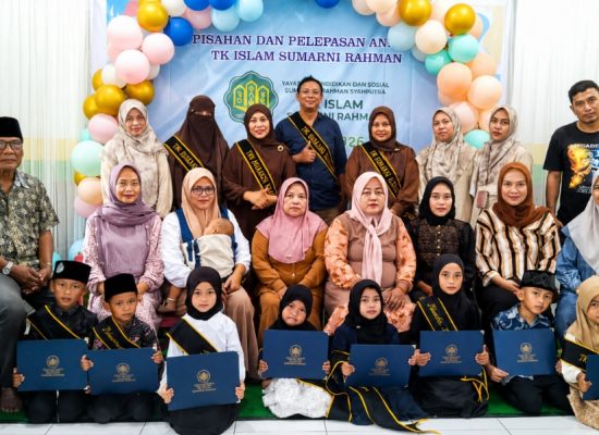 Angkatan Pertama TK Sumarni Rahman Diwisuda, Orang Tua dan Guru Tak Kuasa Menahan Haru
