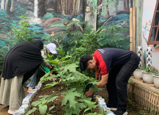 Alfamidi dan Bank Sampah Puri Zahara 2 Lanjutkan Program Aksi Hijau Apotek Hidup 2026 di Kampung Merdeka