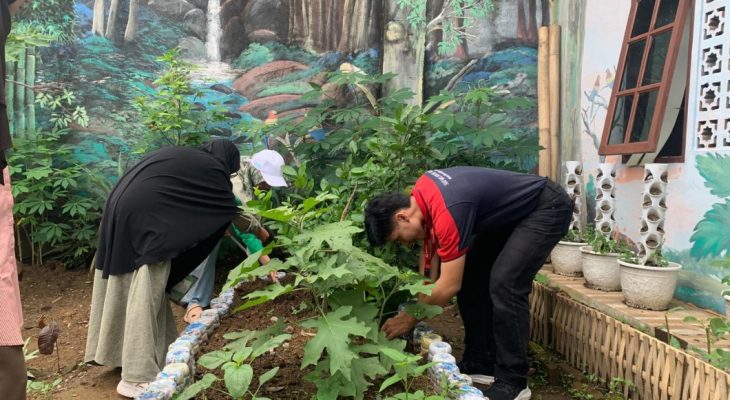 Alfamidi dan Bank Sampah Puri Zahara 2 Lanjutkan Program Aksi Hijau Apotek Hidup 2026 di Kampung Merdeka