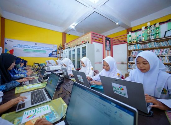 PLN UID Sumatera Utara Perkuat Literasi Digital Siswa Melalui Pelatihan Desain Grafis dan Laboratorium Komputer di Langkat