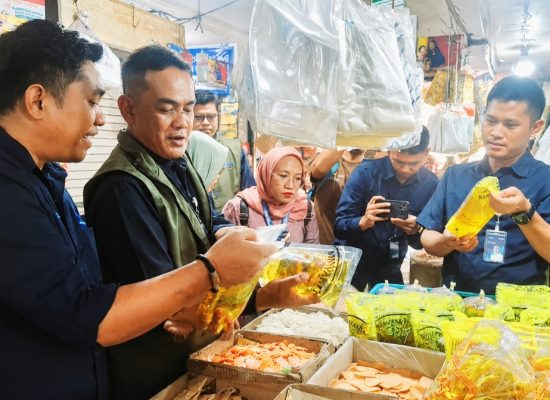 Bulog Sumut Sidak Pasar Sukaramai, Pastikan Minyakita dan Beras SPHP Tersedia dengan Harga Stabil