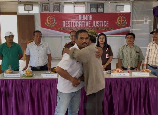 Humanis, Kejati Sumut Hentikan Perkara Penganiayaan Warga Humbang Hasundutan Melalui Restorative Justice