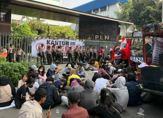 Front Pemuda Kalimantan & Sumatera Segel Kantor PLN Pusat, Desak Direksi Dicopot Akibat Pemadaman Listrik Bergilir