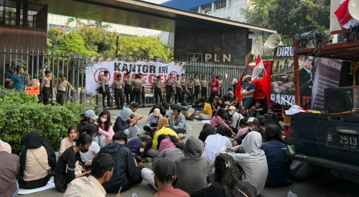 Front Pemuda Kalimantan & Sumatera Segel Kantor PLN Pusat, Desak Direksi Dicopot Akibat Pemadaman Listrik Bergilir