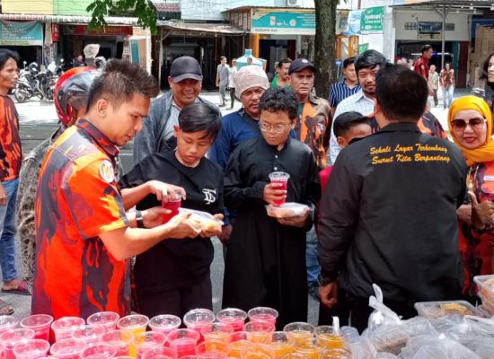 Road to Show Jumat Berkah, PAC Pemuda Pancasila Medan Johor Bagikan 1.000 Paket kepada Warga dan Pengguna Jalan