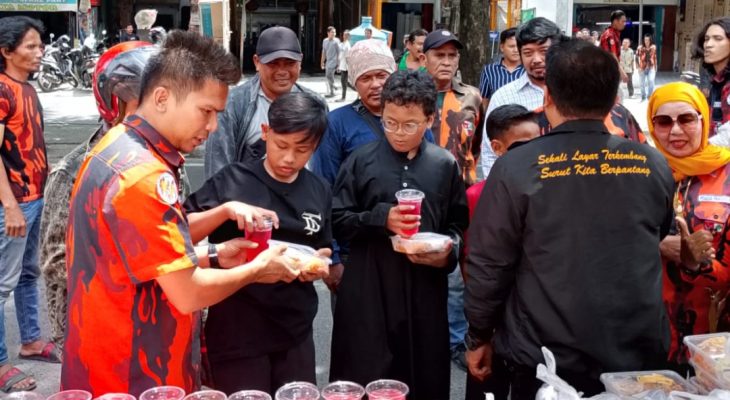Road to Show Jumat Berkah, PAC Pemuda Pancasila Medan Johor Bagikan 1.000 Paket kepada Warga dan Pengguna Jalan