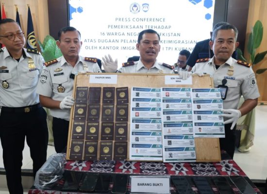 16 WNA Uzbekistan Terdampar di Alor, Imigrasi NTT Dalami Dugaan Jaringan Penyelundupan Manusia