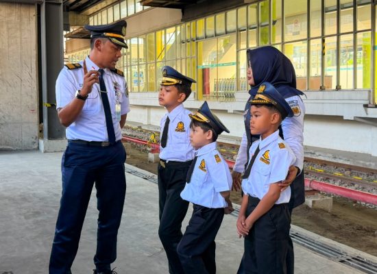 Tiga Anak Rasakan Pengalaman Jadi Petugas KAI di Stasiun Medan Lewat Program Rail Academy