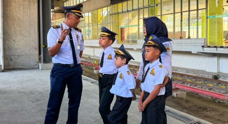 Tiga Anak Rasakan Pengalaman Jadi Petugas KAI di Stasiun Medan Lewat Program Rail Academy