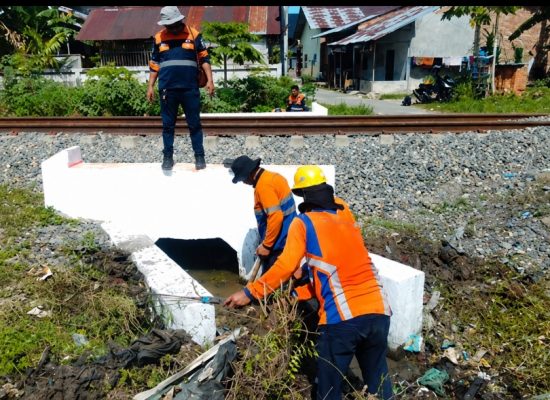 Hujan Lebat Guyur Sumut, KAI Divre I Siagakan Tim 24 Jam dan AMUS untuk Jaga Keselamatan Perjalanan Kereta Api