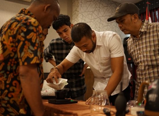 PLN Bekali 15 Pemuda Labuhanbatu Keterampilan dan Peralatan Usaha Barista, Dorong Lahirnya Wirausaha Baru