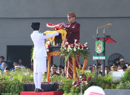 Kepala Bapenda Medan Hadiri Upacara HUT ke-81 RI dengan Busana Adat Simalungun