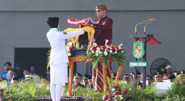 Kepala Bapenda Medan Hadiri Upacara HUT ke-81 RI dengan Busana Adat Simalungun