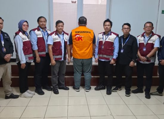 OJK Serahkan Tersangka dan Barang Bukti Kasus PT Asuransi Jiwa Prolife ke Kejari Jakarta Selatan