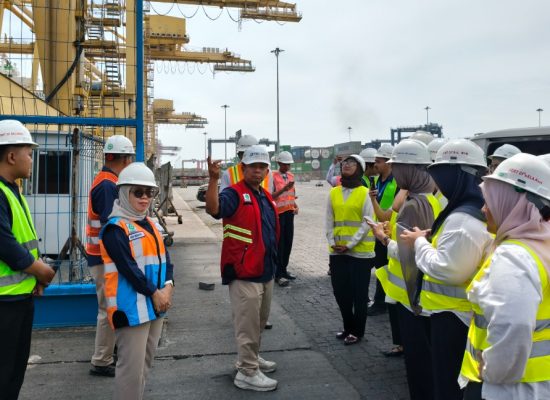 Pelindo Regional 1 Belawan Ajak 15 Mahasiswa Kenali Langsung Ekosistem Kepelabuhanan