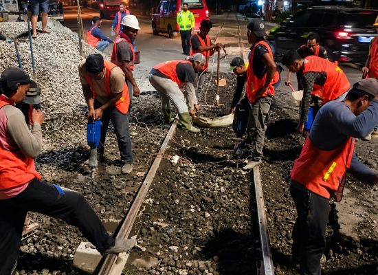KAI Perbaiki Geometri Rel di Perlintasan Pagar Jati Lubuk Pakam, Pengendara Diminta Waspada