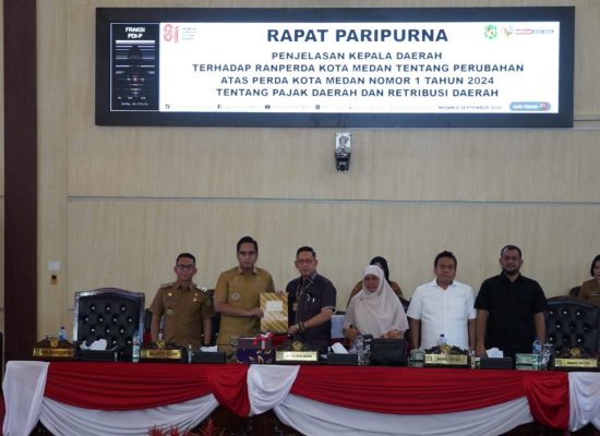 Rico Waas Sampaikan Penjelasan Ranperda Perubahan Pajak dan Retribusi Daerah di DPRD Medan